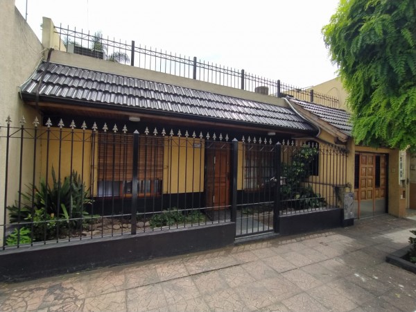 Hermosa Casa Multifamiliar, cochera pasante, lote 10x50 (Villa Lugano)