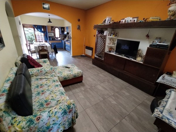 Hermosa Casa Multifamiliar, cochera pasante, lote 10x50 (Villa Lugano)