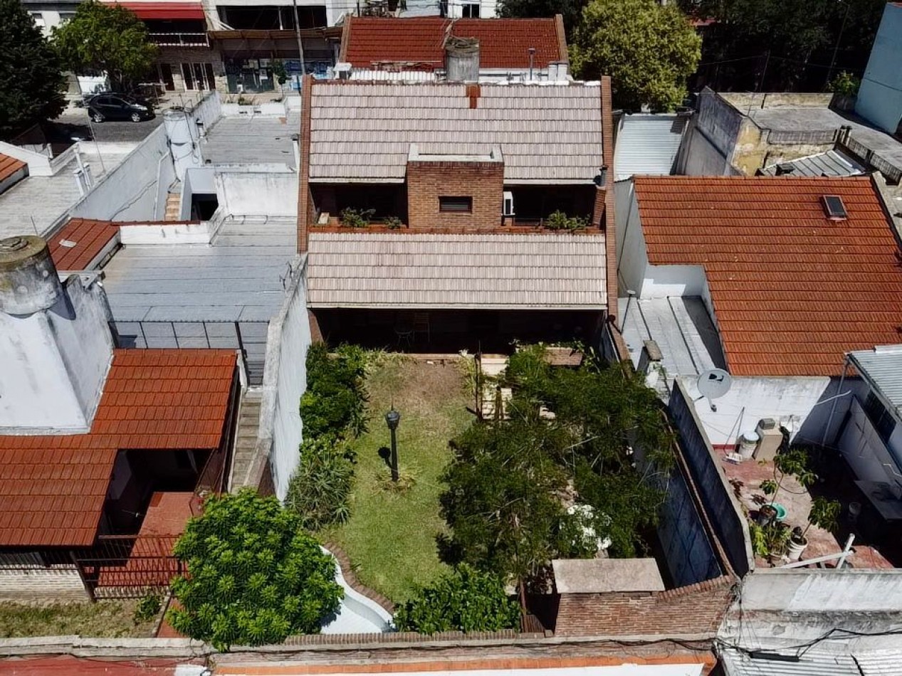 Se Vende Excelente Casa Cinco ambientes, con 4 Cocheras, posible permuta por menor valor!!