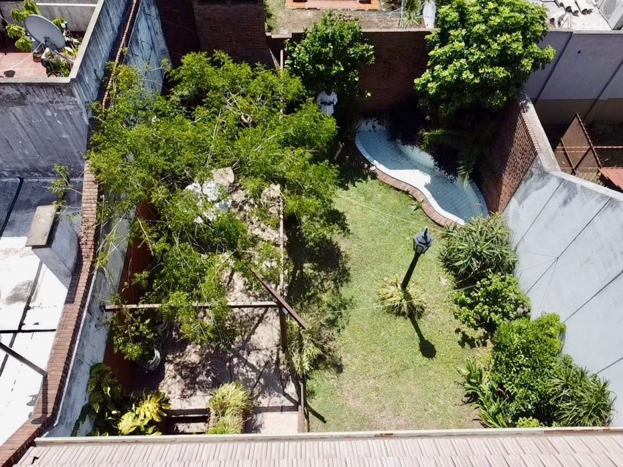 Se Vende Excelente Casa Cinco ambientes, con 4 Cocheras, posible permuta por menor valor!!