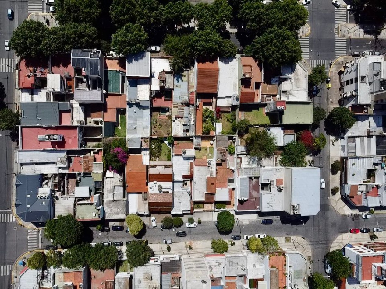 Se Vende Excelente Casa Cinco ambientes, con 4 Cocheras, posible permuta por menor valor!!