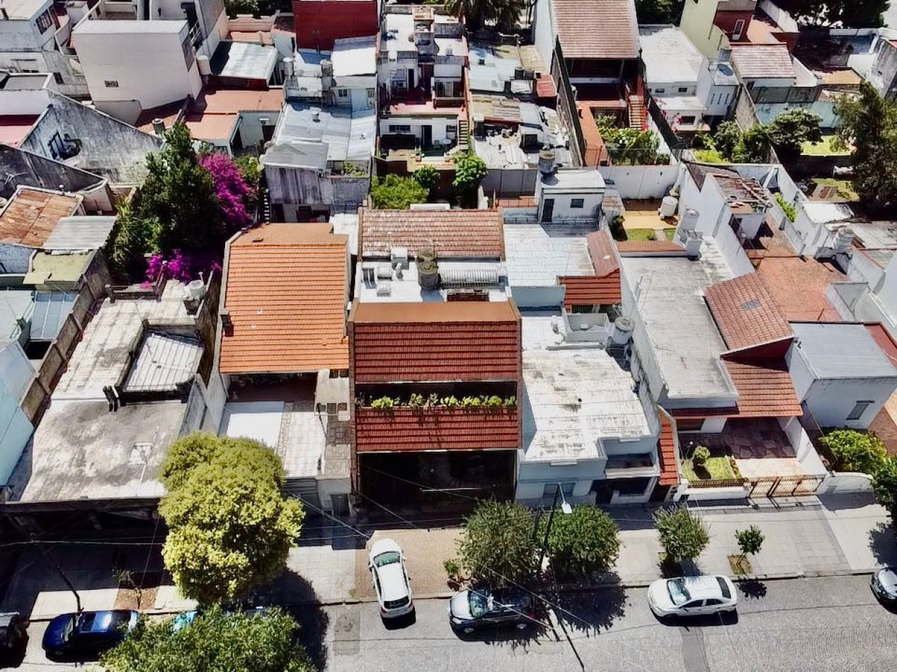 Se Vende Excelente Casa Cinco ambientes, con 4 Cocheras, posible permuta por menor valor!!