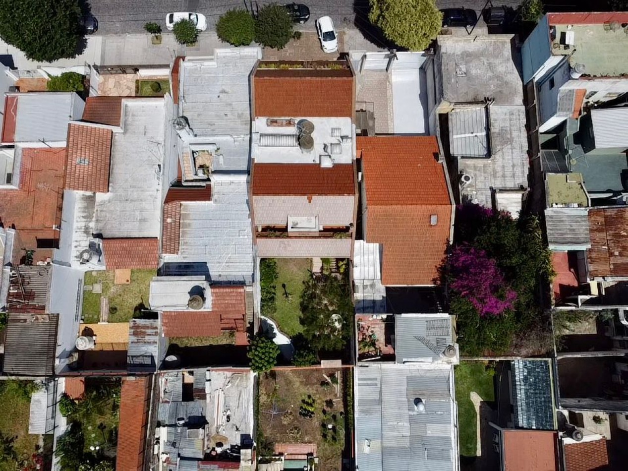 Se Vende Excelente Casa Cinco ambientes, con 4 Cocheras, posible permuta por menor valor!!