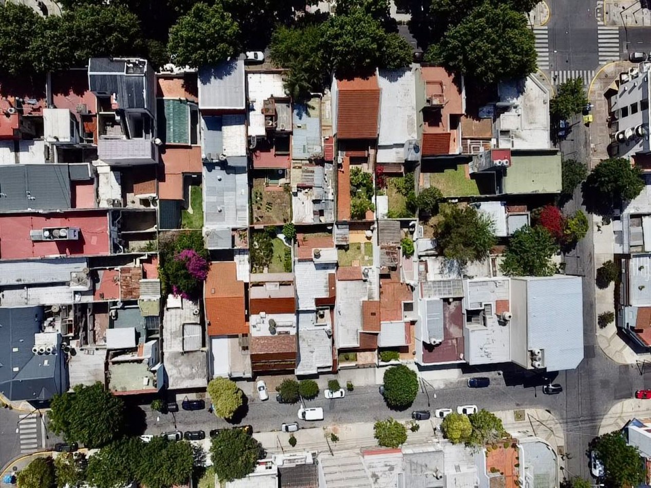 Se Vende Excelente Casa Cinco ambientes, con 4 Cocheras, posible permuta por menor valor!!