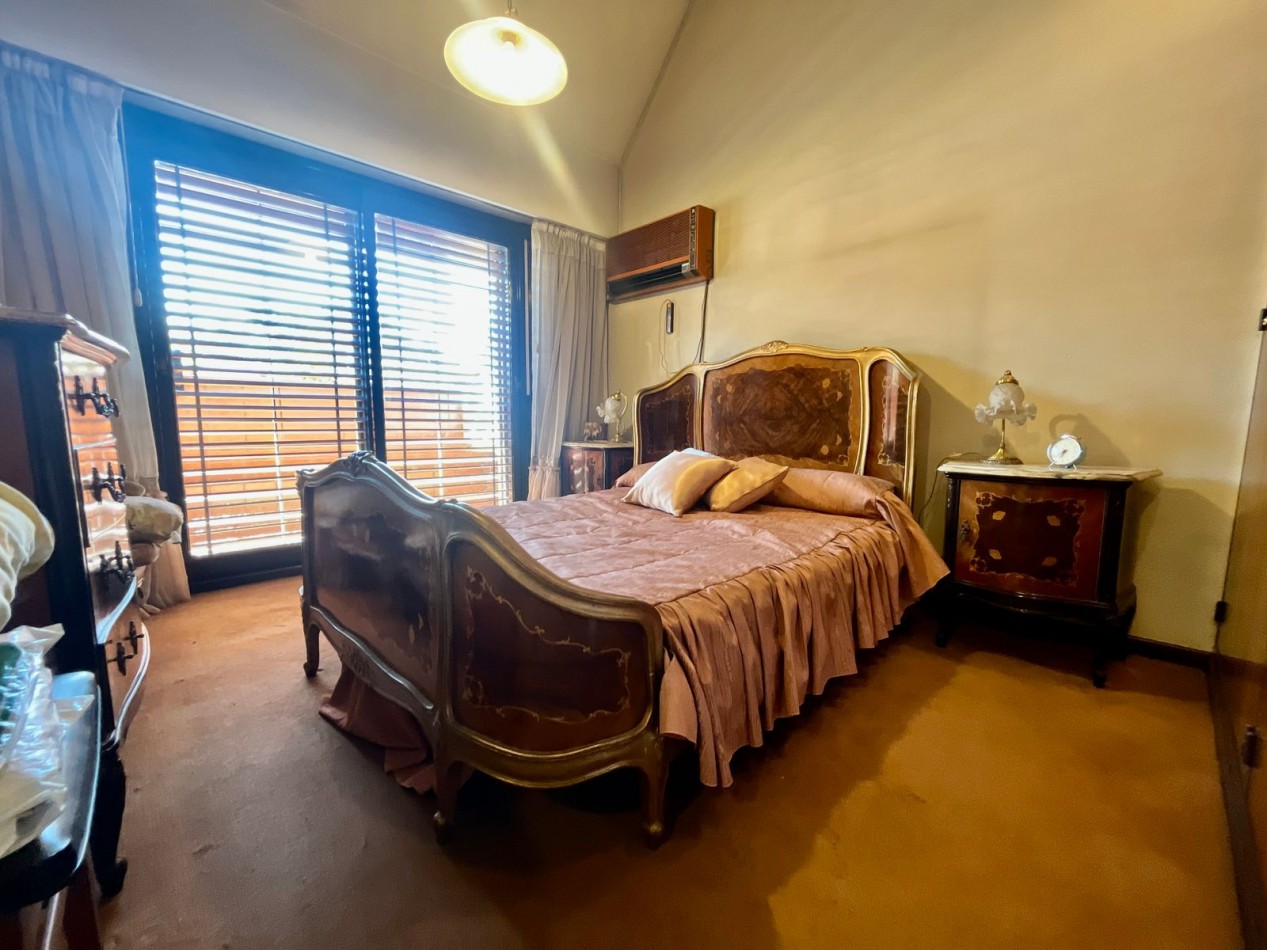 Se Vende Excelente Casa Cinco ambientes, con 4 Cocheras, posible permuta por menor valor!!