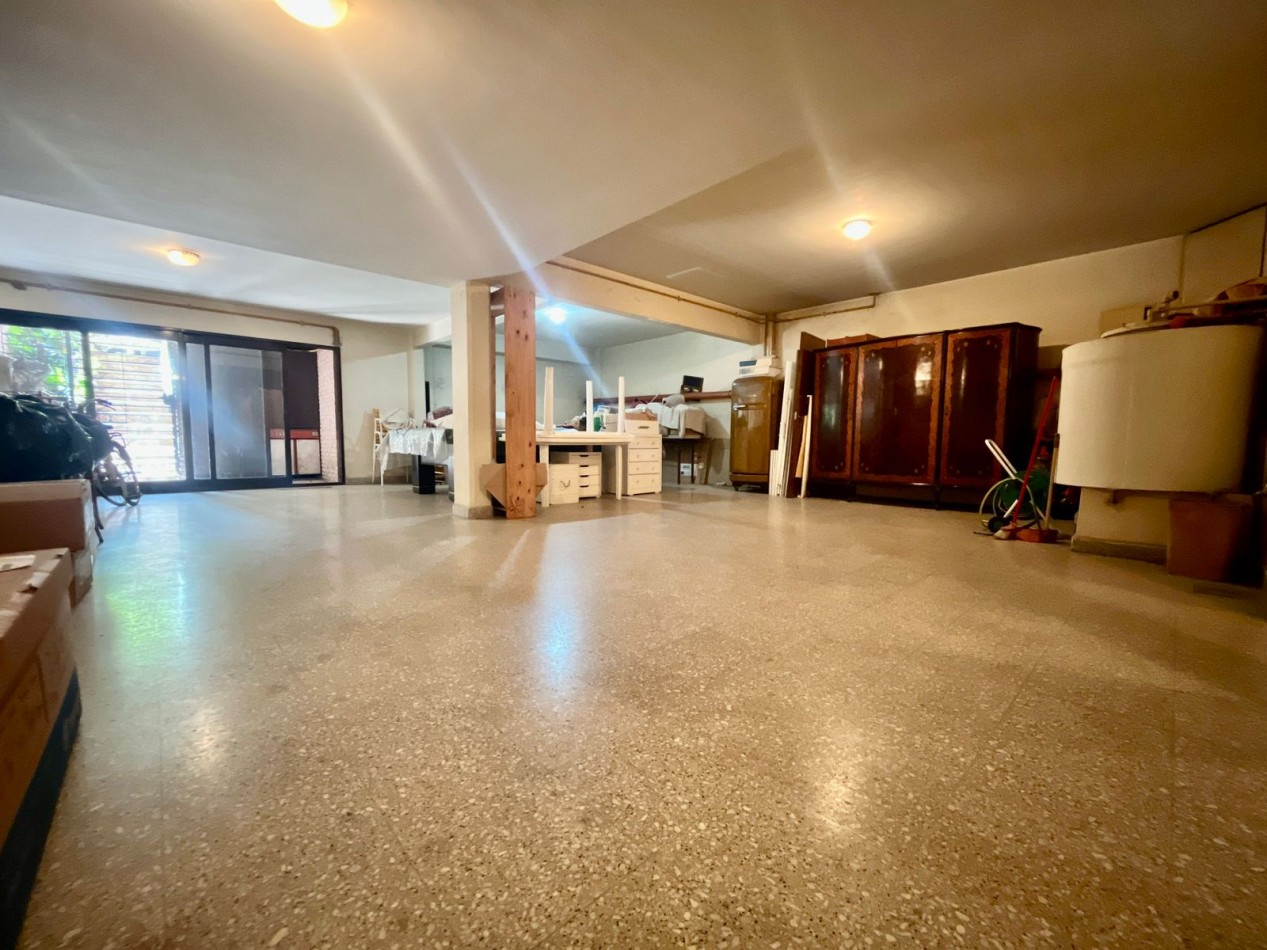 Se Vende Excelente Casa Cinco ambientes, con 4 Cocheras, posible permuta por menor valor!!