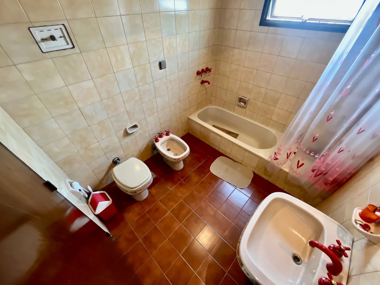 Se Vende Excelente Casa Cinco ambientes, con 4 Cocheras, posible permuta por menor valor!!