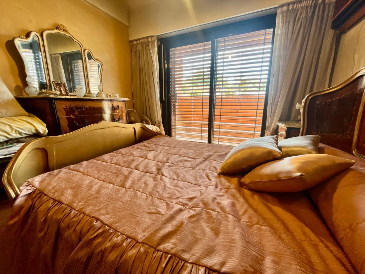 Se Vende Excelente Casa Cinco ambientes, con 4 Cocheras, posible permuta por menor valor!!