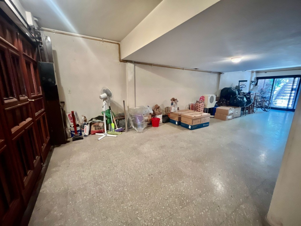 Se Vende Excelente Casa Cinco ambientes, con 4 Cocheras, posible permuta por menor valor!!