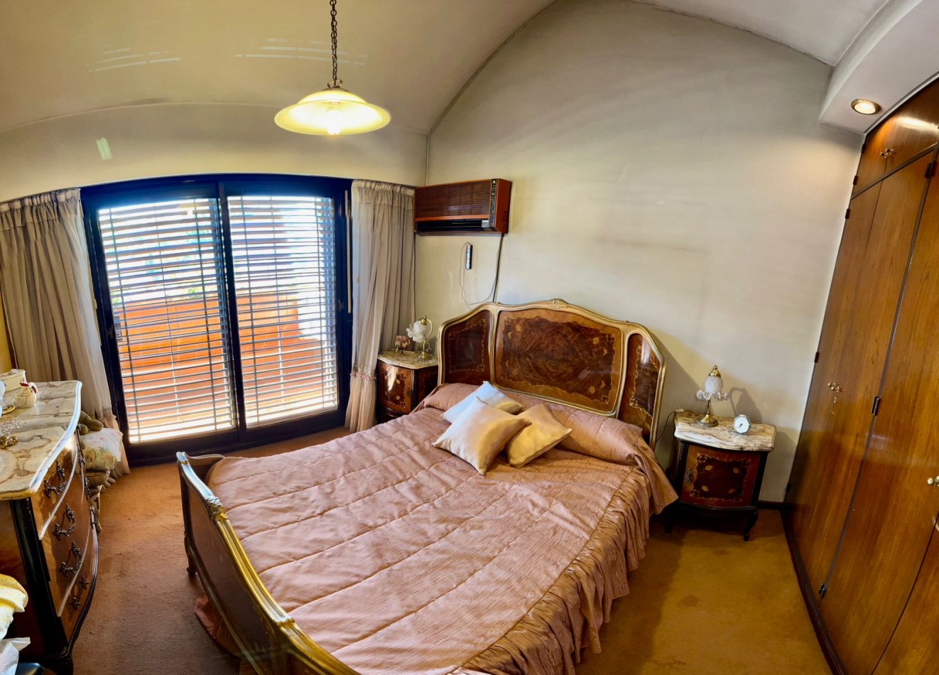 Se Vende Excelente Casa Cinco ambientes, con 4 Cocheras, posible permuta por menor valor!!