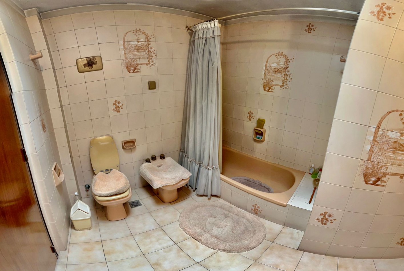 Se Vende Excelente Casa Cinco ambientes, con 4 Cocheras, posible permuta por menor valor!!