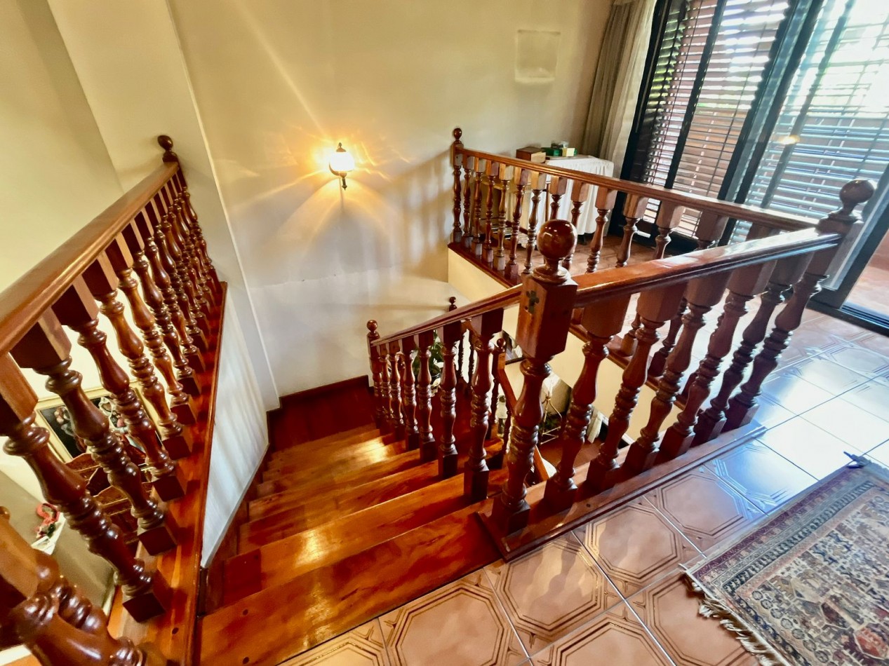 Se Vende Excelente Casa Cinco ambientes, con 4 Cocheras, posible permuta por menor valor!!