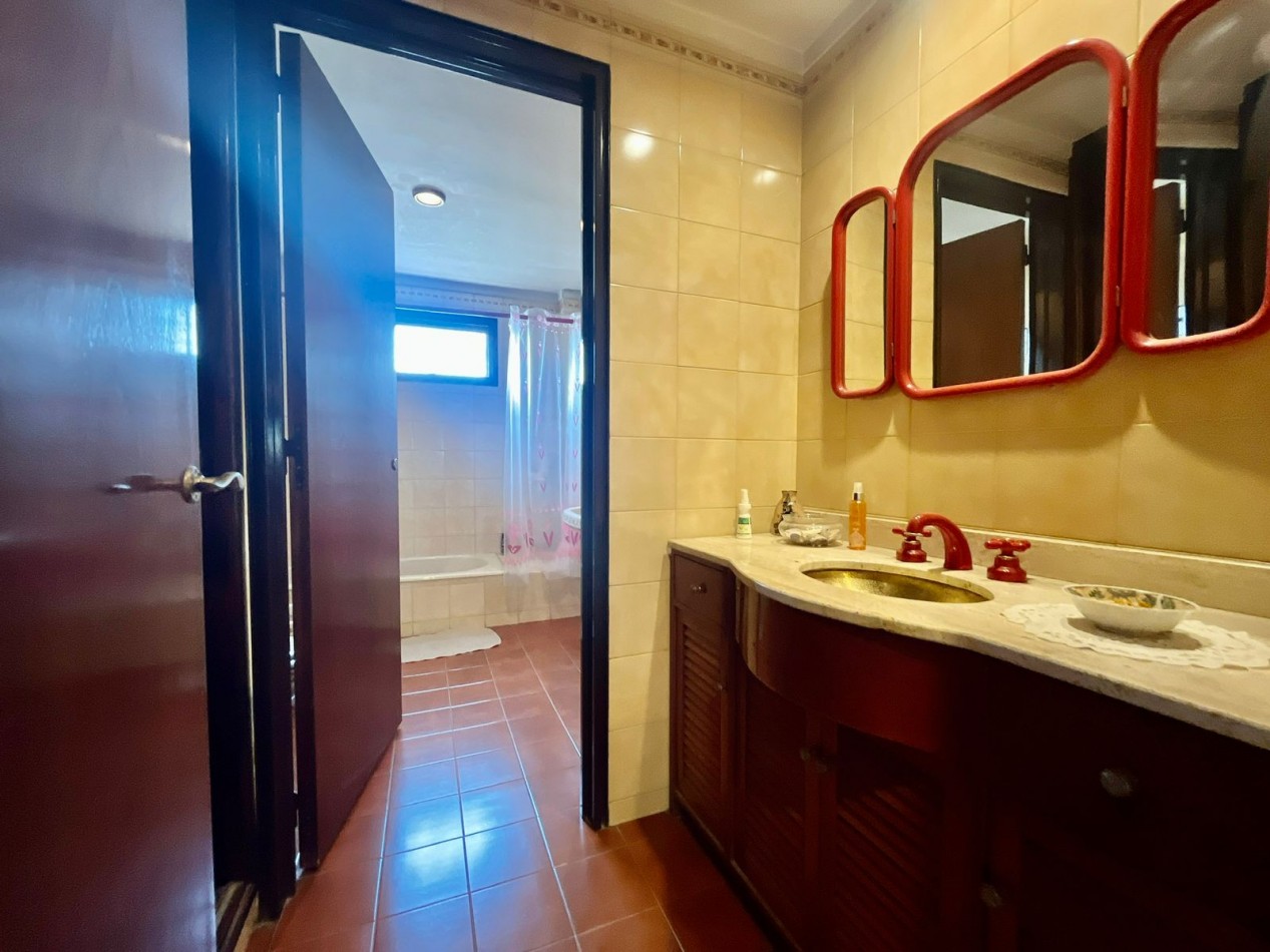 Se Vende Excelente Casa Cinco ambientes, con 4 Cocheras, posible permuta por menor valor!!