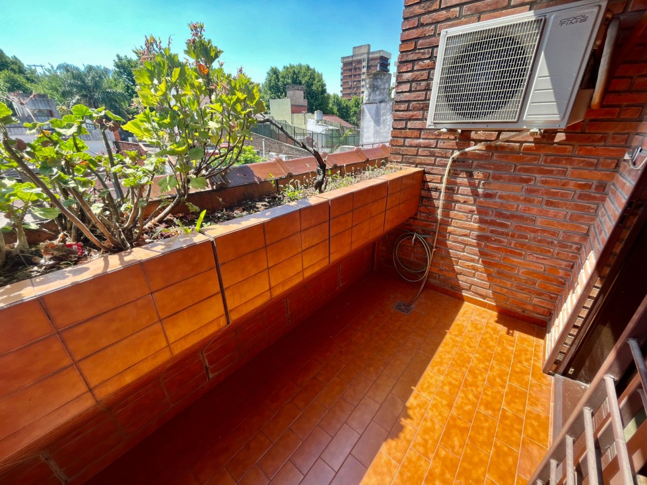 Se Vende Excelente Casa Cinco ambientes, con 4 Cocheras, posible permuta por menor valor!!