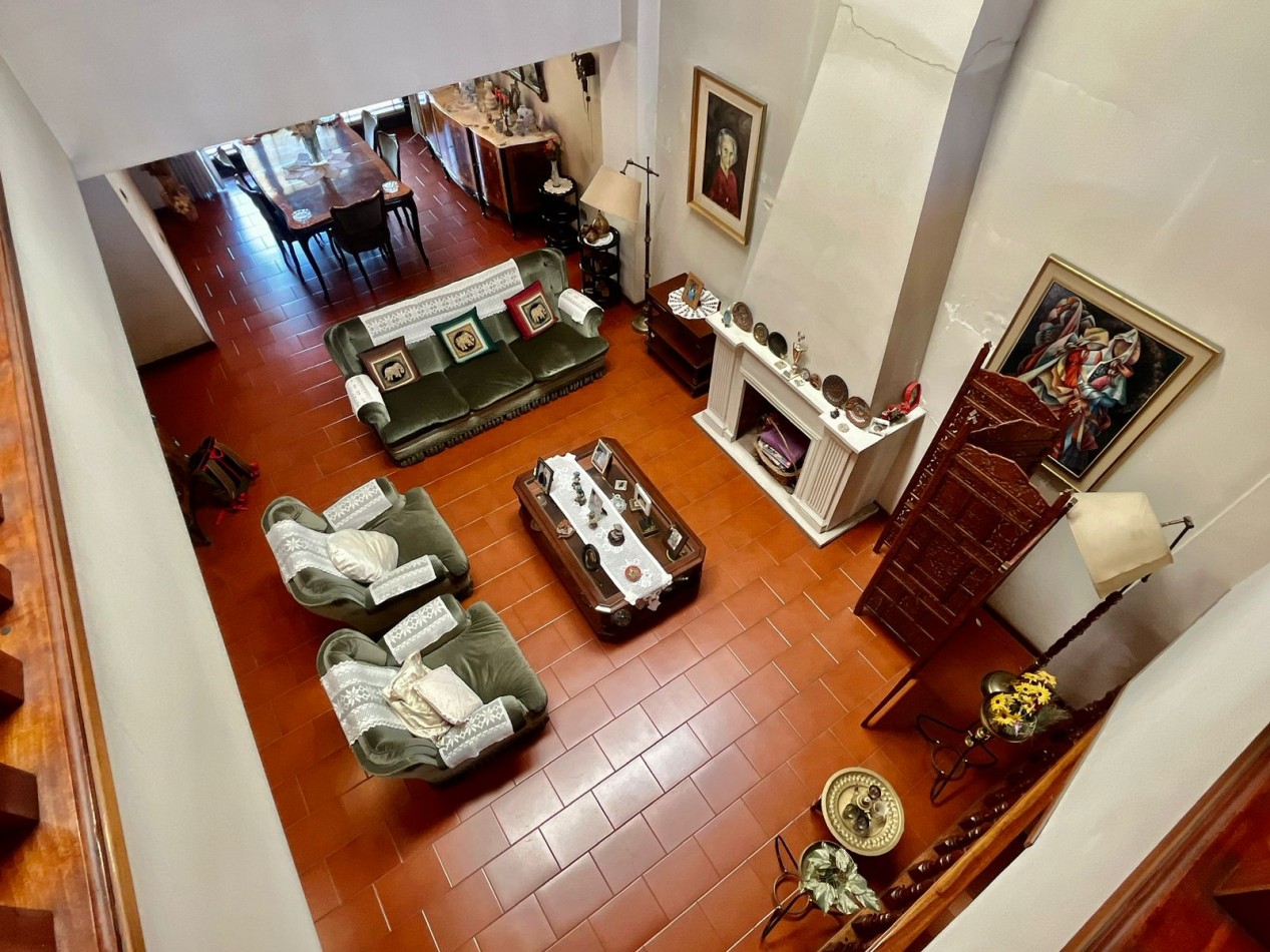 Se Vende Excelente Casa Cinco ambientes, con 4 Cocheras, posible permuta por menor valor!!