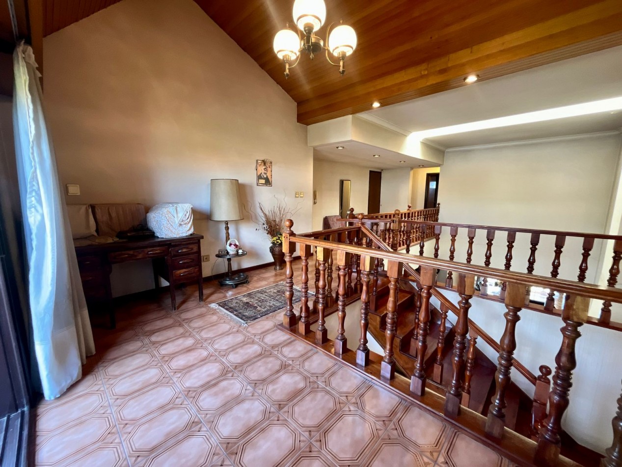 Se Vende Excelente Casa Cinco ambientes, con 4 Cocheras, posible permuta por menor valor!!