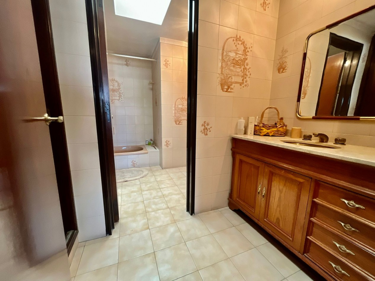 Se Vende Excelente Casa Cinco ambientes, con 4 Cocheras, posible permuta por menor valor!!