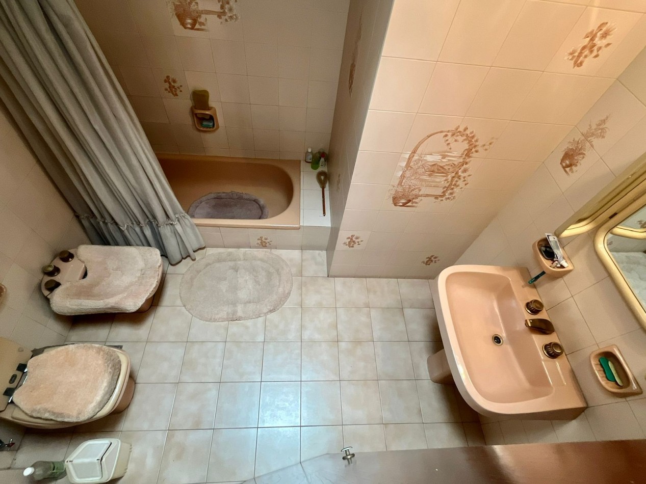 Se Vende Excelente Casa Cinco ambientes, con 4 Cocheras, posible permuta por menor valor!!