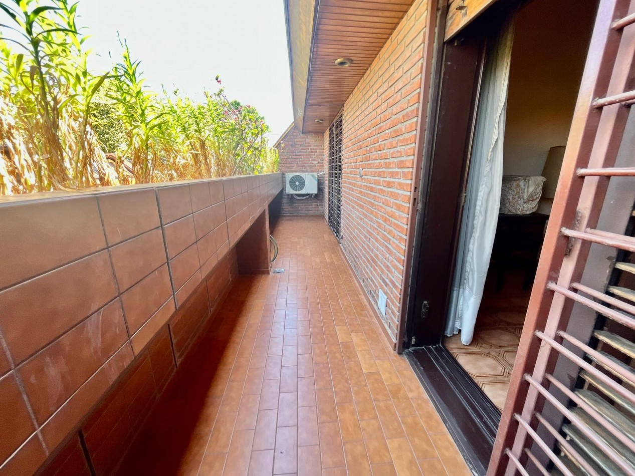 Se Vende Excelente Casa Cinco ambientes, con 4 Cocheras, posible permuta por menor valor!!