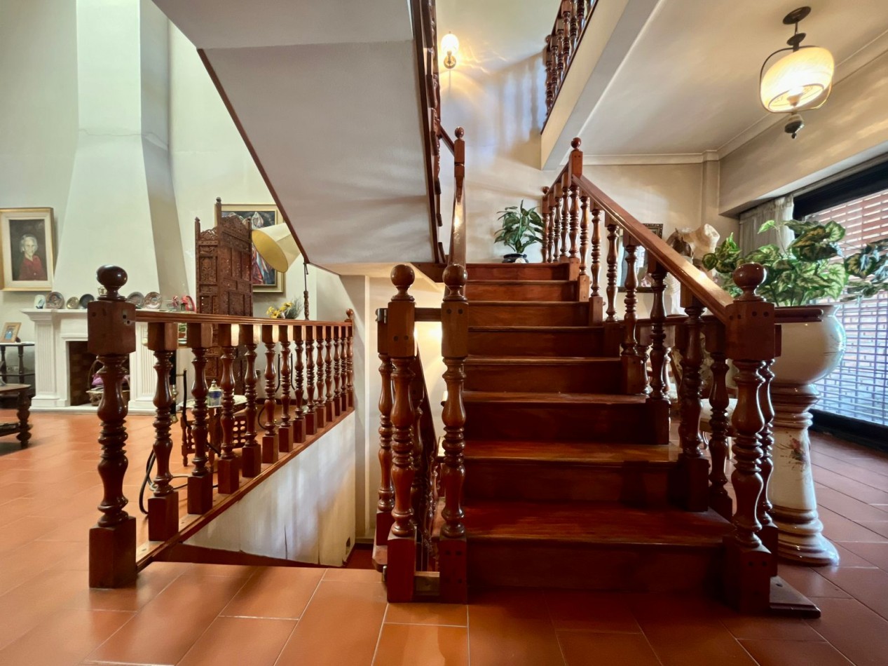 Se Vende Excelente Casa Cinco ambientes, con 4 Cocheras, posible permuta por menor valor!!