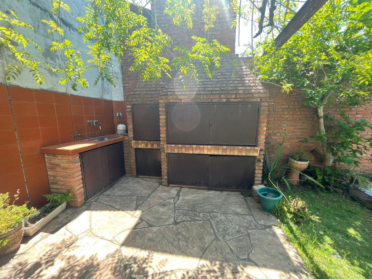 Se Vende Excelente Casa Cinco ambientes, con 4 Cocheras, posible permuta por menor valor!!