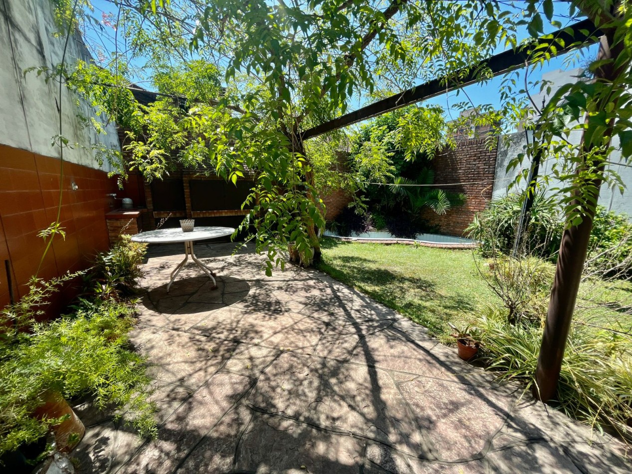 Se Vende Excelente Casa Cinco ambientes, con 4 Cocheras, posible permuta por menor valor!!