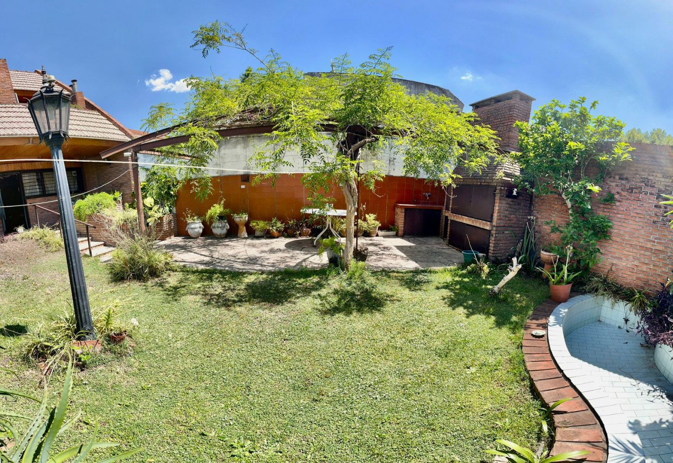 Se Vende Excelente Casa Cinco ambientes, con 4 Cocheras, posible permuta por menor valor!!