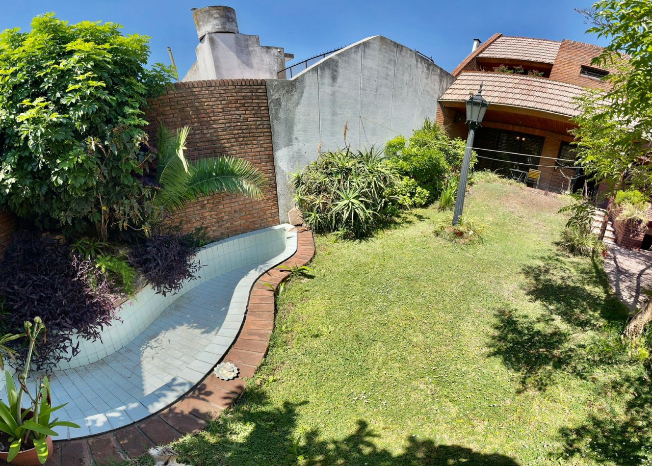 Se Vende Excelente Casa Cinco ambientes, con 4 Cocheras, posible permuta por menor valor!!