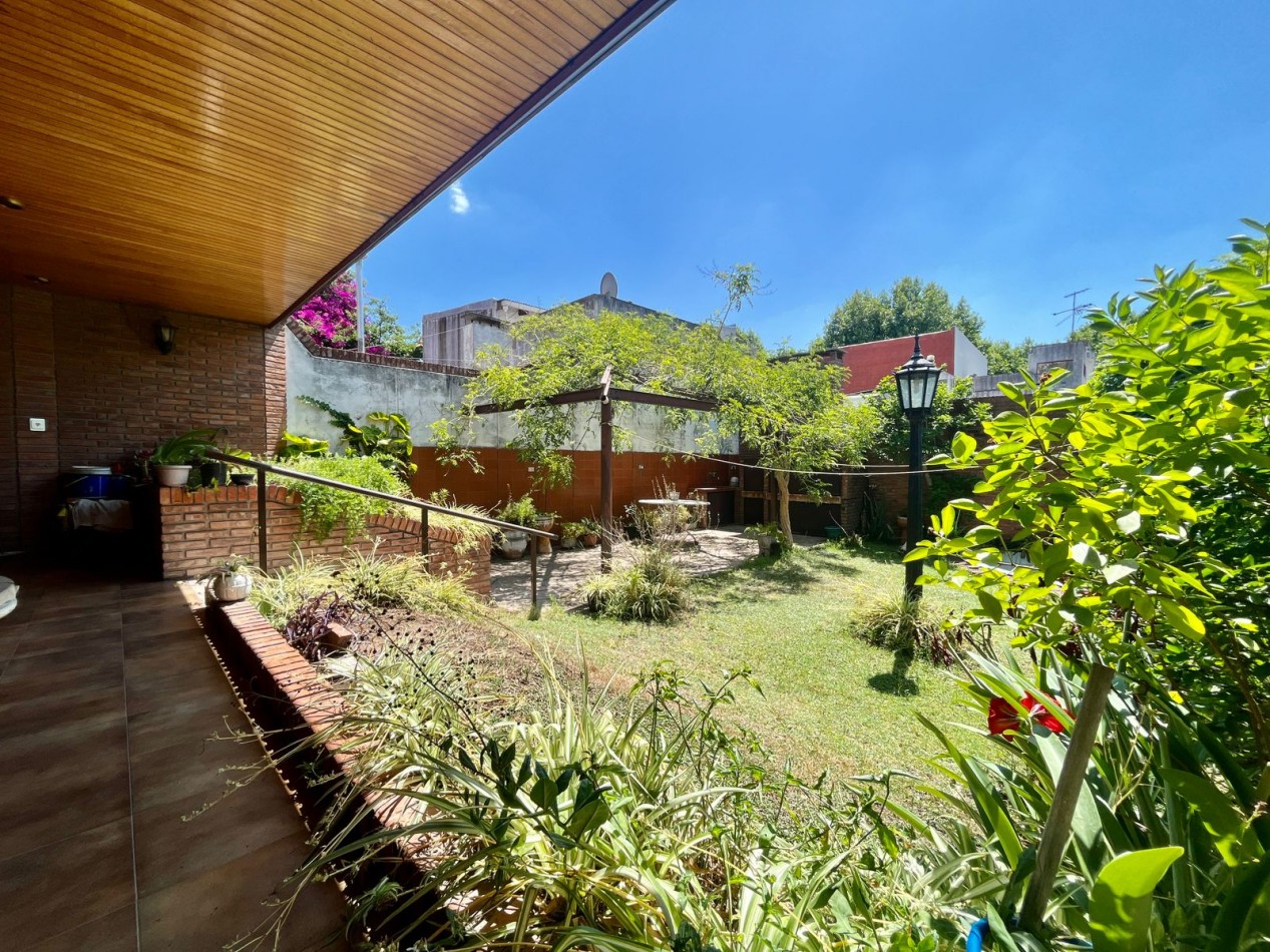 Se Vende Excelente Casa Cinco ambientes, con 4 Cocheras, posible permuta por menor valor!!