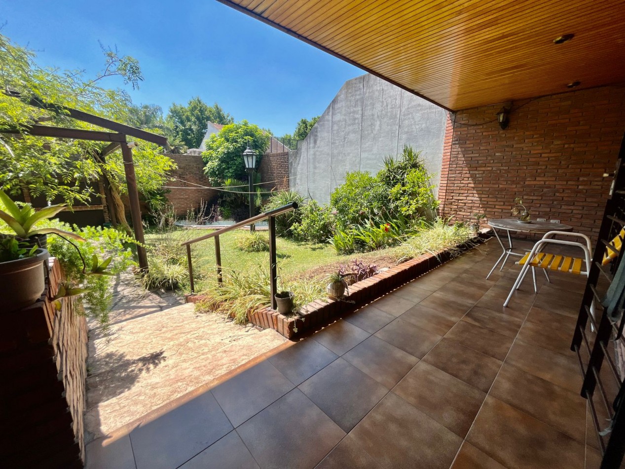 Se Vende Excelente Casa Cinco ambientes, con 4 Cocheras, posible permuta por menor valor!!