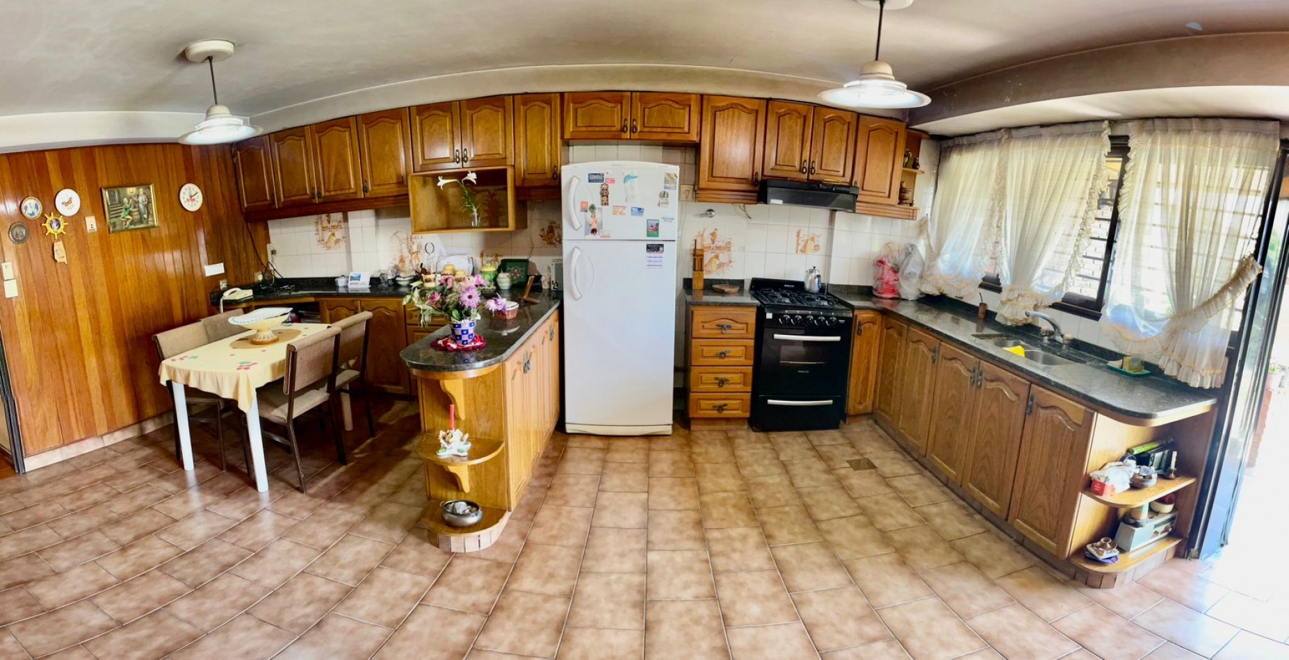 Se Vende Excelente Casa Cinco ambientes, con 4 Cocheras, posible permuta por menor valor!!