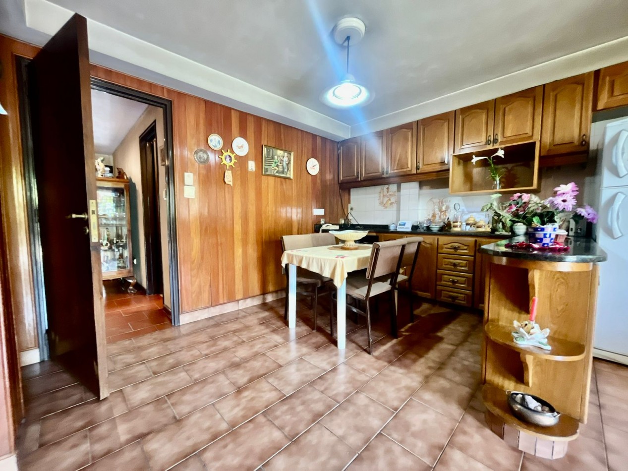 Se Vende Excelente Casa Cinco ambientes, con 4 Cocheras, posible permuta por menor valor!!