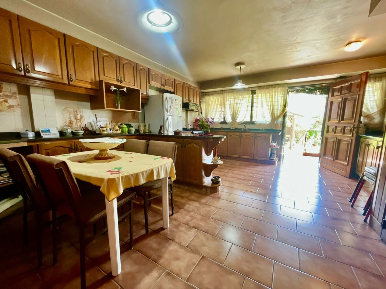 Se Vende Excelente Casa Cinco ambientes, con 4 Cocheras, posible permuta por menor valor!!