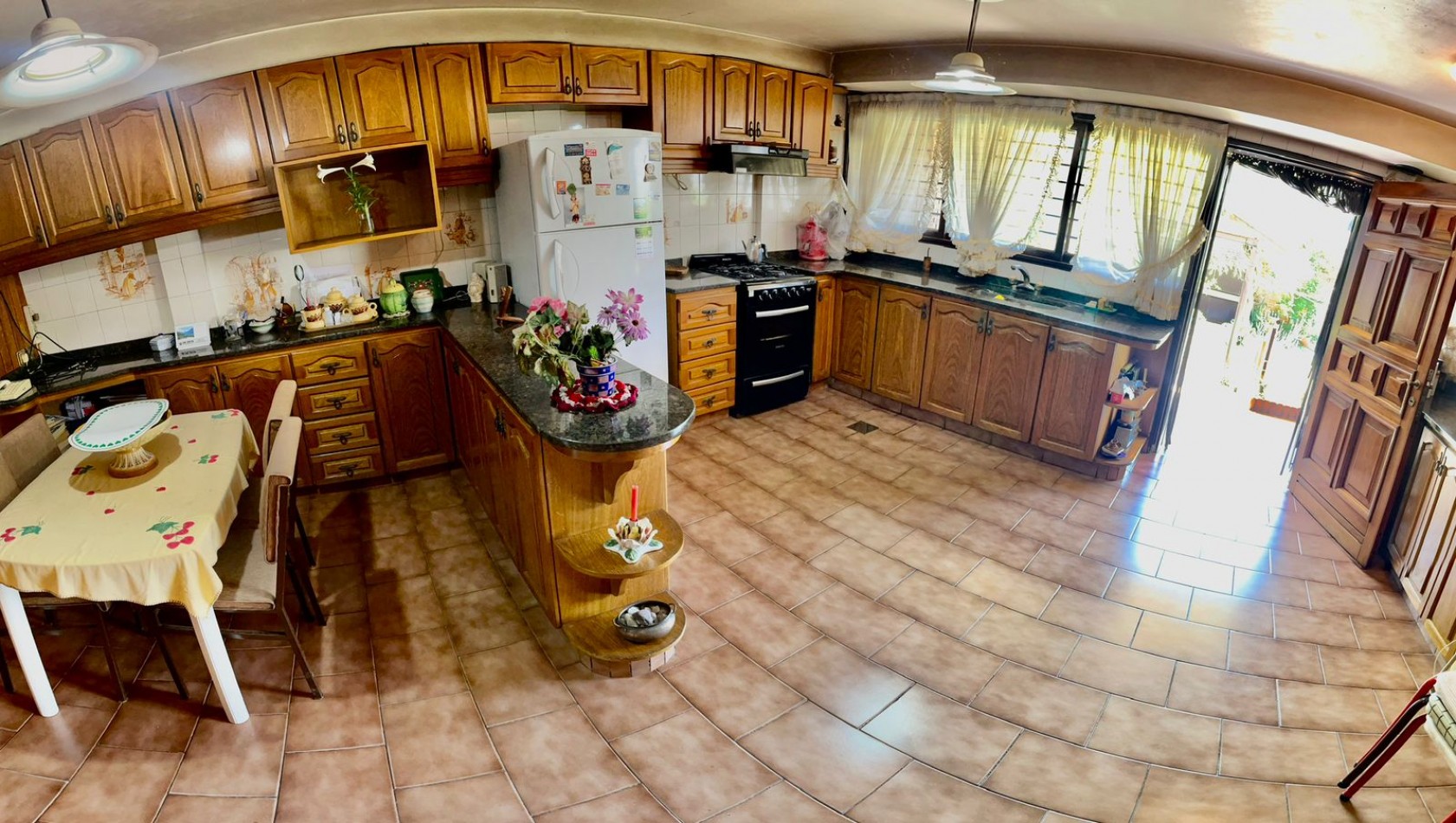 Se Vende Excelente Casa Cinco ambientes, con 4 Cocheras, posible permuta por menor valor!!