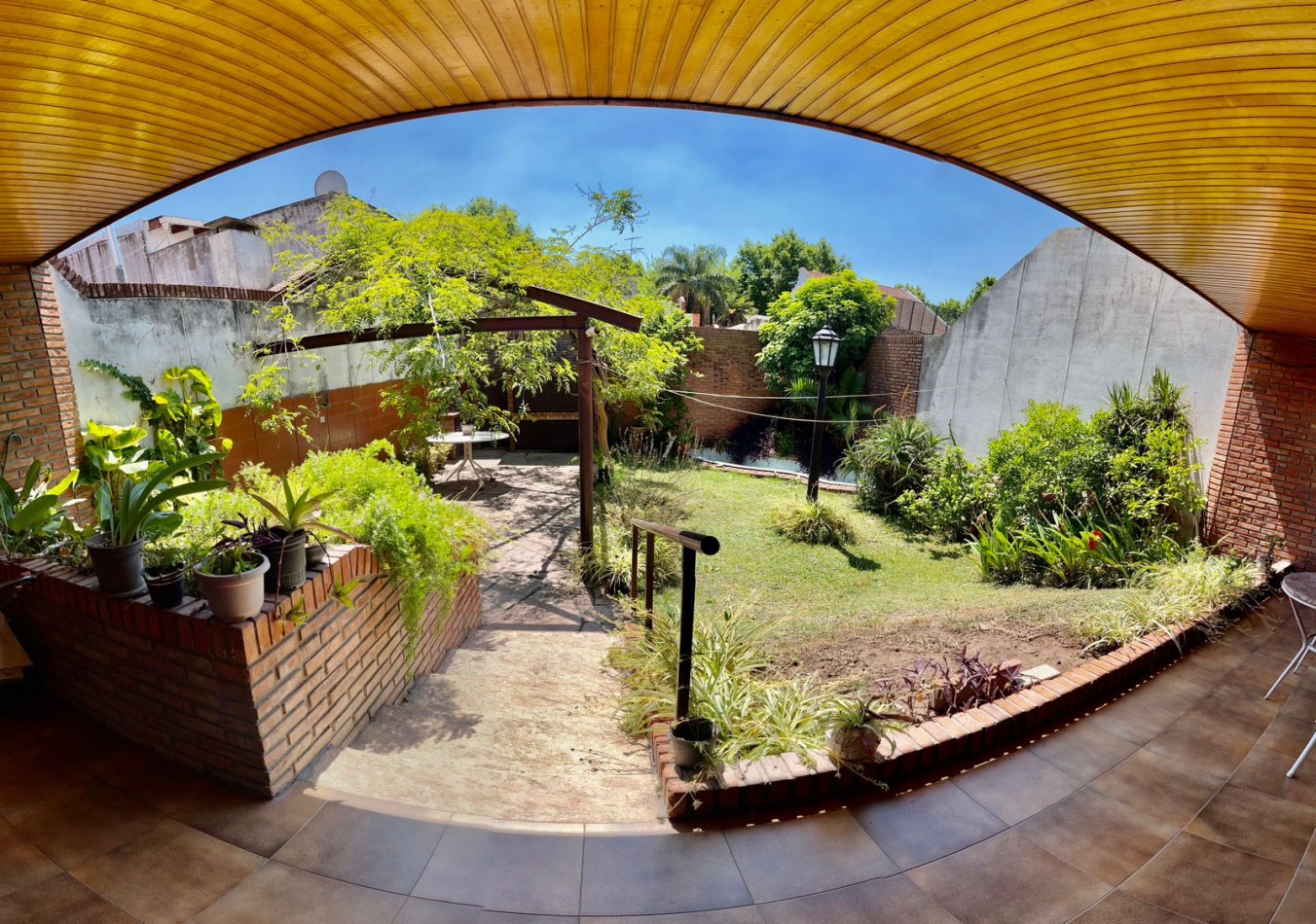 Se Vende Excelente Casa Cinco ambientes, con 4 Cocheras, posible permuta por menor valor!!