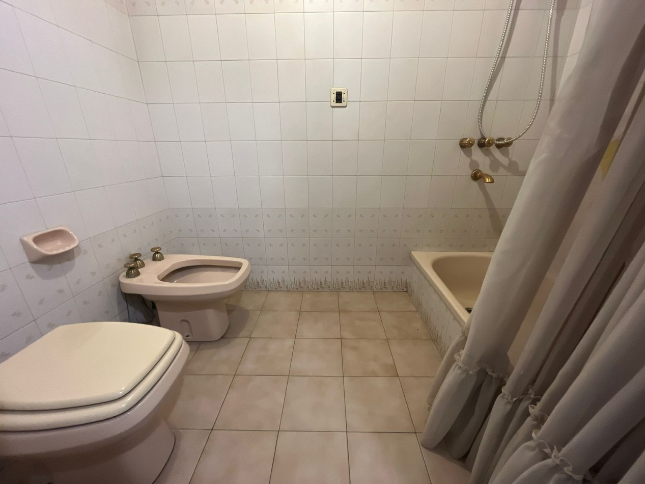 Se Vende Excelente Casa Cinco ambientes, con 4 Cocheras, posible permuta por menor valor!!