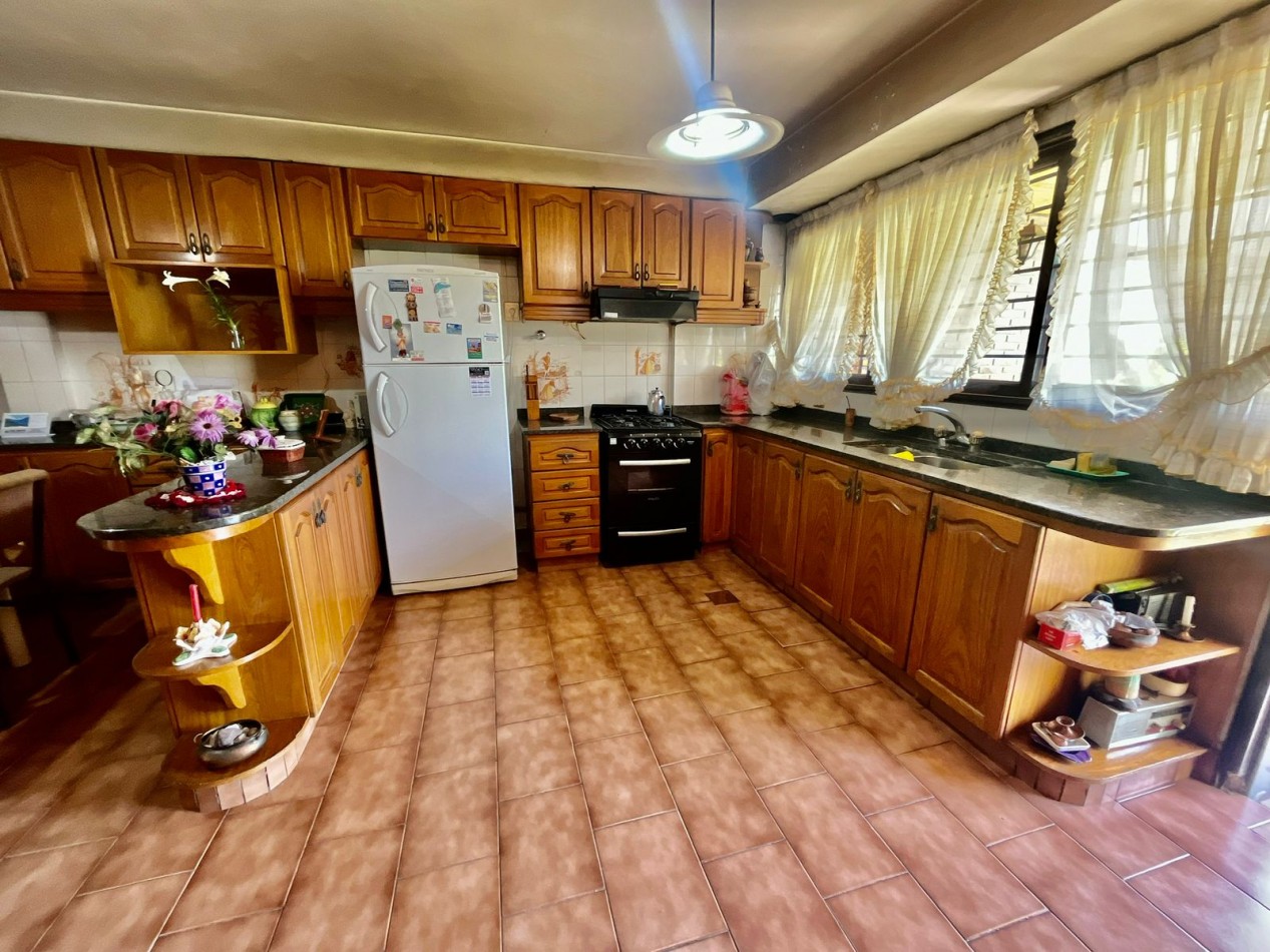 Se Vende Excelente Casa Cinco ambientes, con 4 Cocheras, posible permuta por menor valor!!