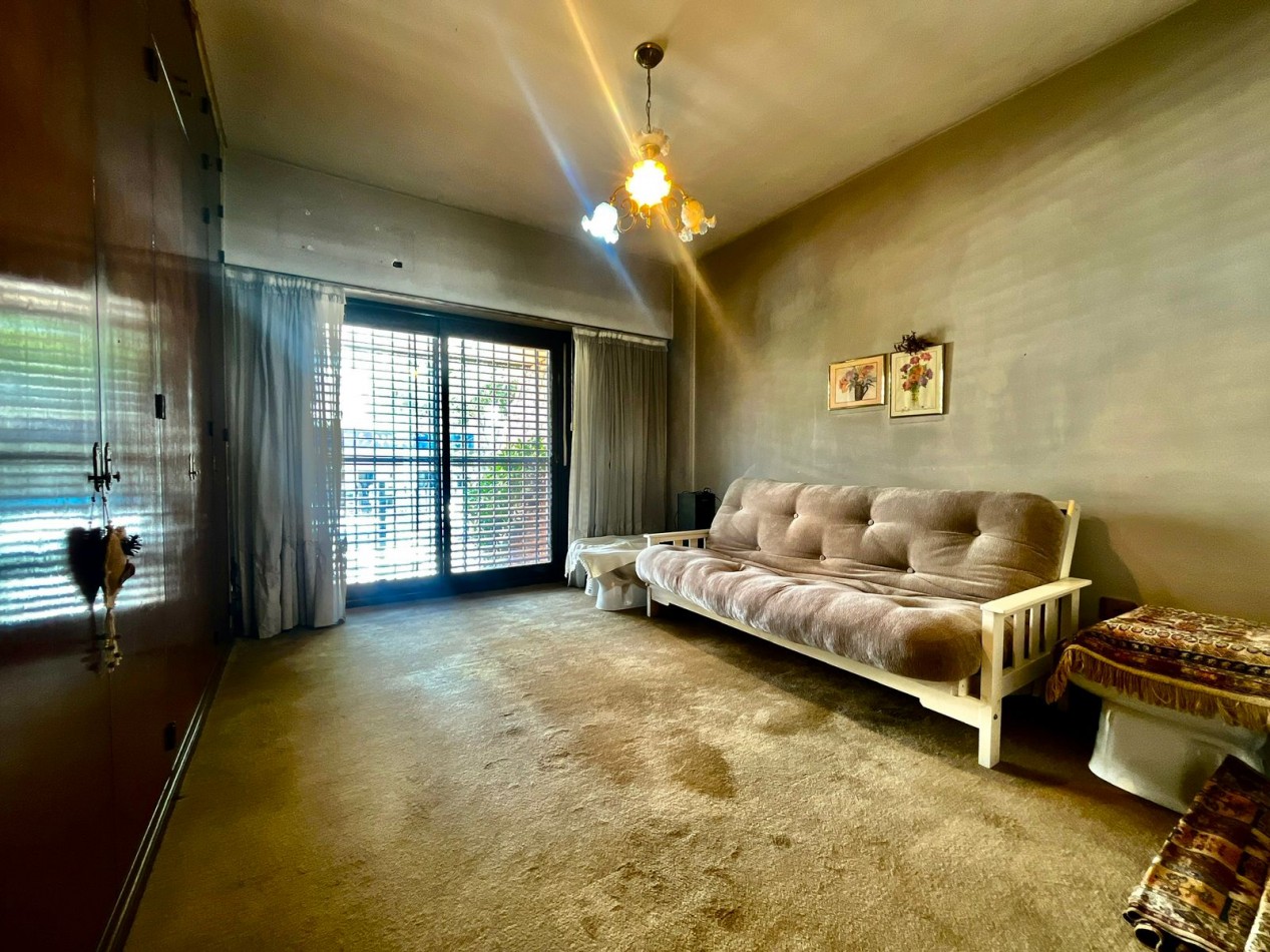 Se Vende Excelente Casa Cinco ambientes, con 4 Cocheras, posible permuta por menor valor!!