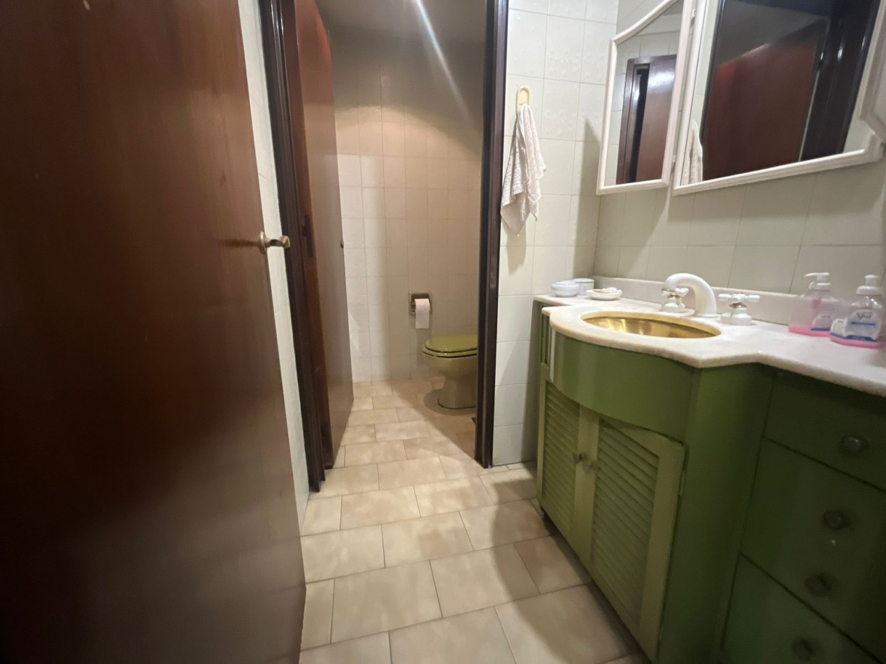 Se Vende Excelente Casa Cinco ambientes, con 4 Cocheras, posible permuta por menor valor!!