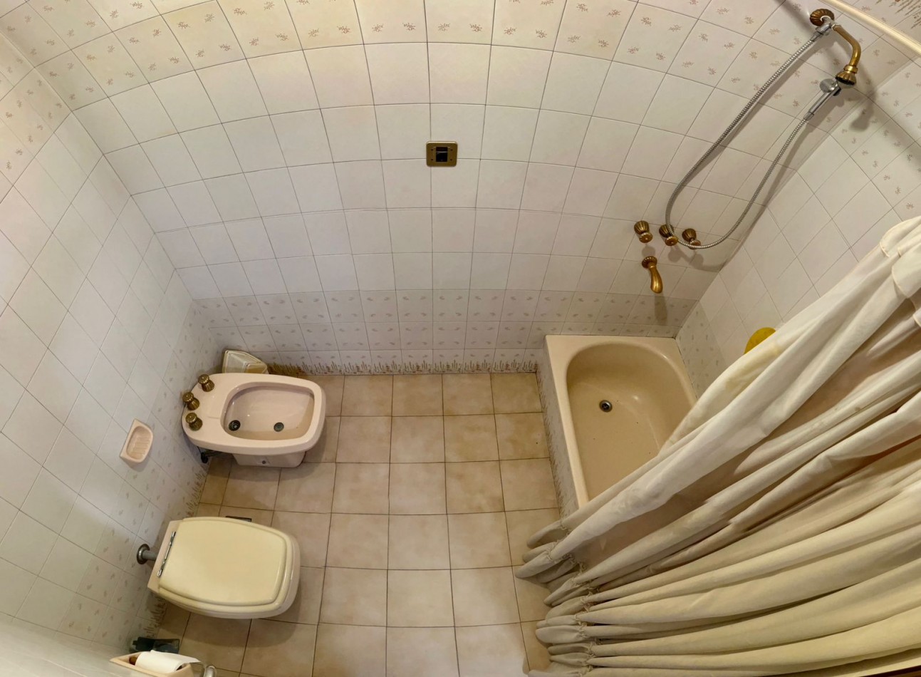 Se Vende Excelente Casa Cinco ambientes, con 4 Cocheras, posible permuta por menor valor!!