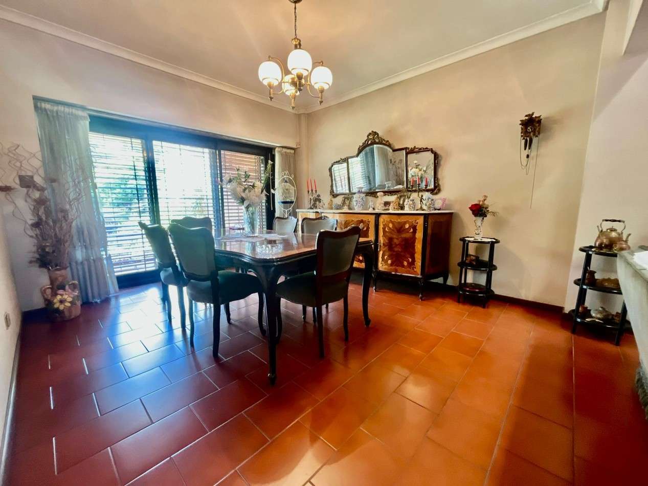 Se Vende Excelente Casa Cinco ambientes, con 4 Cocheras, posible permuta por menor valor!!