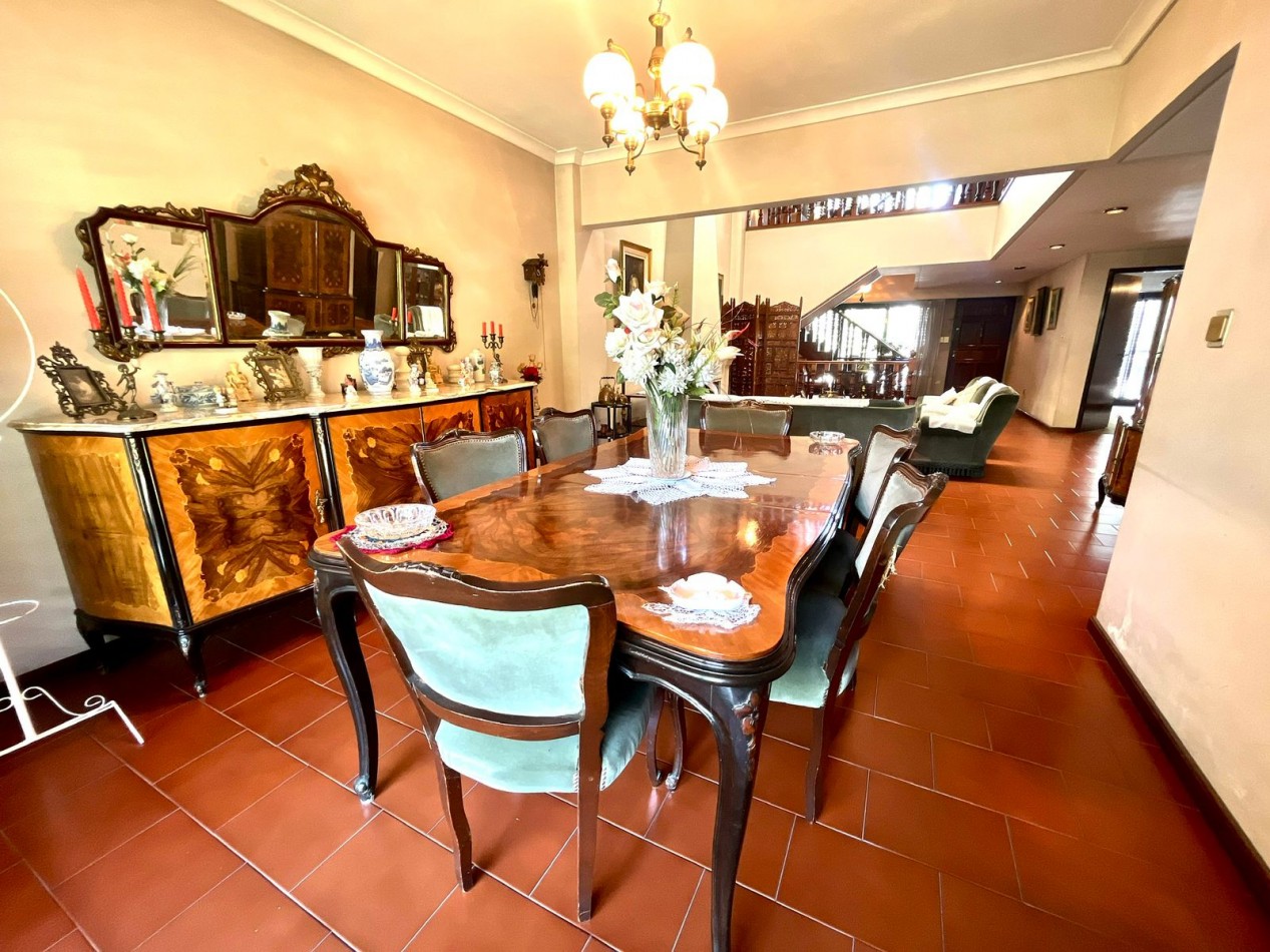 Se Vende Excelente Casa Cinco ambientes, con 4 Cocheras, posible permuta por menor valor!!