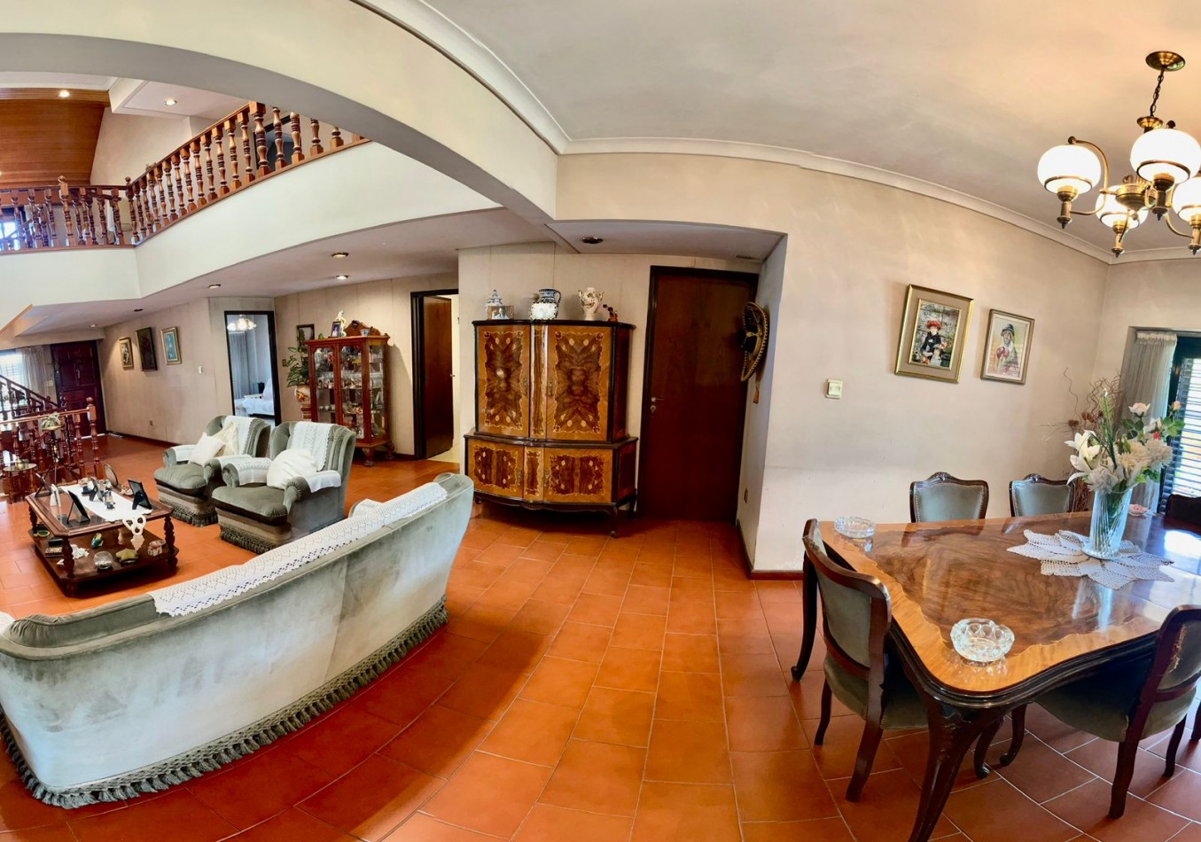 Se Vende Excelente Casa Cinco ambientes, con 4 Cocheras, posible permuta por menor valor!!