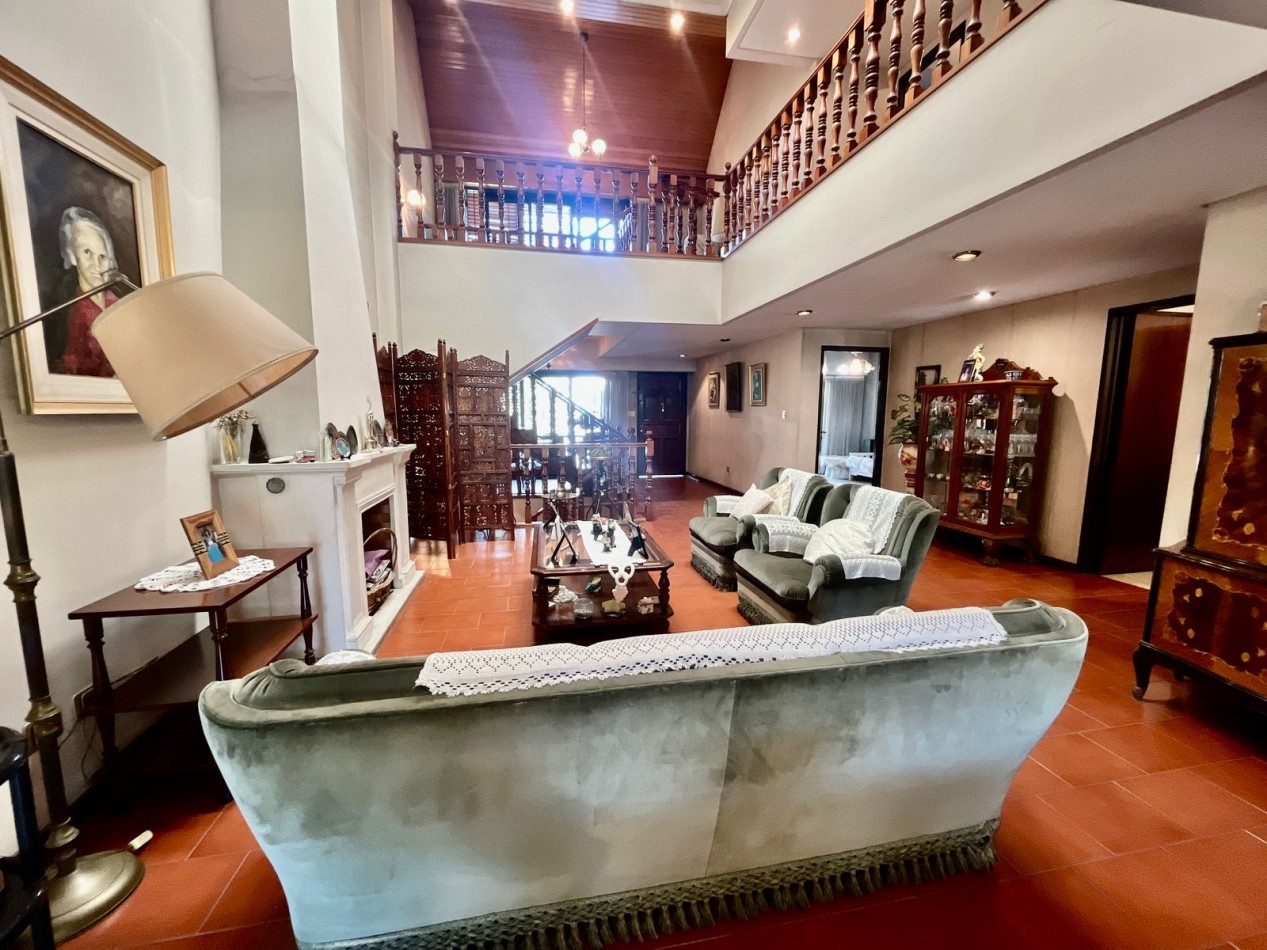 Se Vende Excelente Casa Cinco ambientes, con 4 Cocheras, posible permuta por menor valor!!