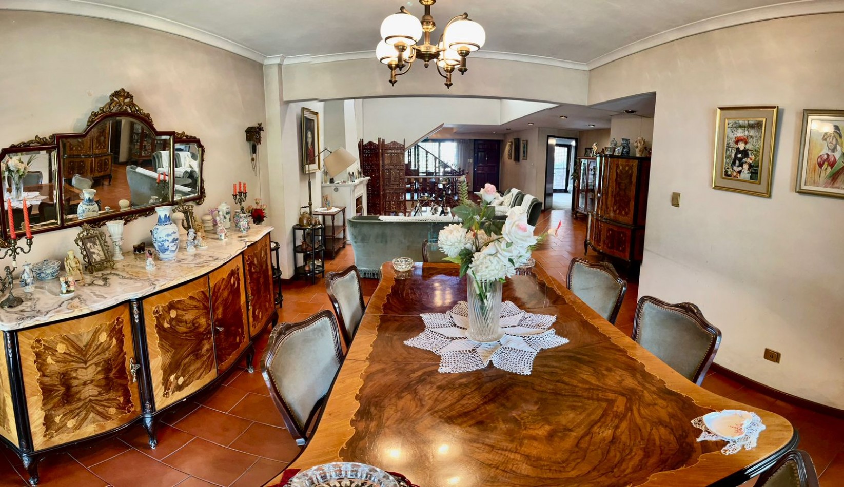 Se Vende Excelente Casa Cinco ambientes, con 4 Cocheras, posible permuta por menor valor!!