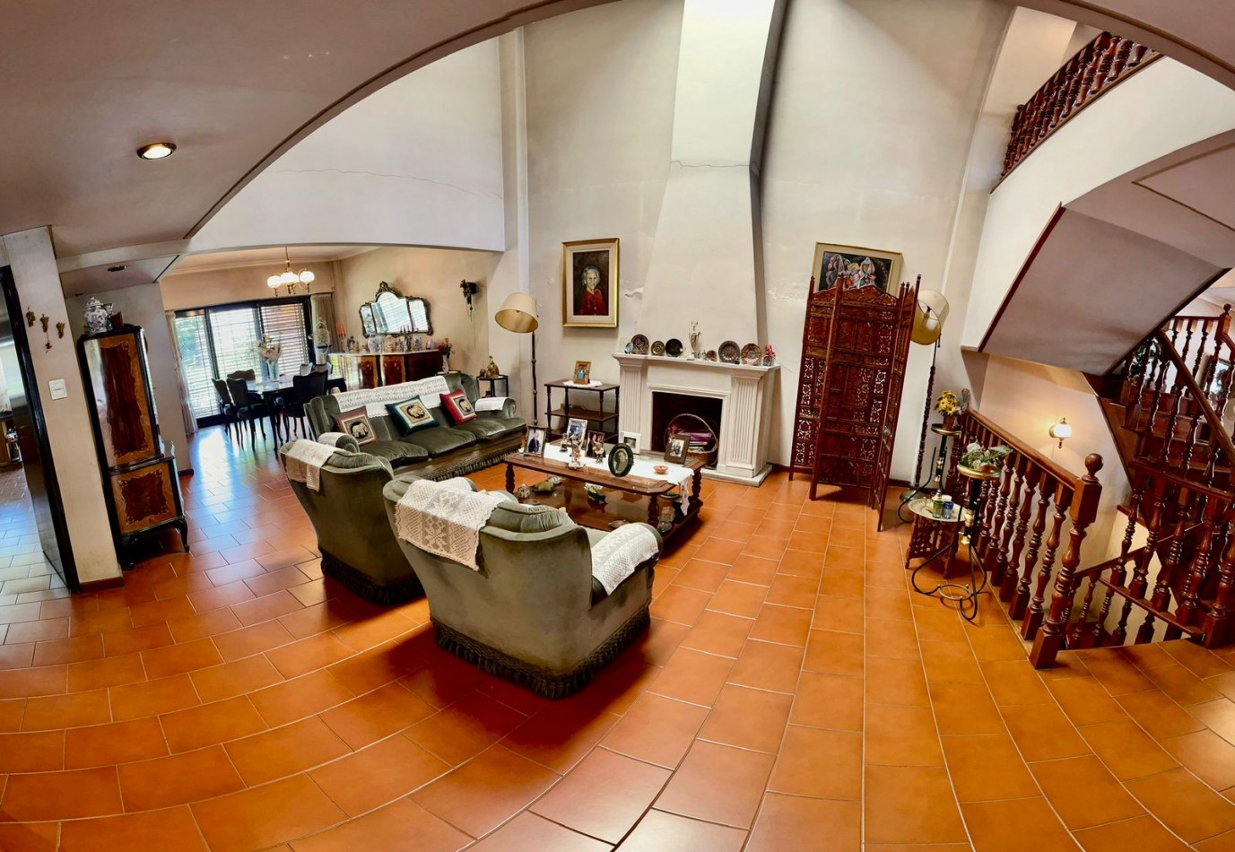 Se Vende Excelente Casa Cinco ambientes, con 4 Cocheras, posible permuta por menor valor!!