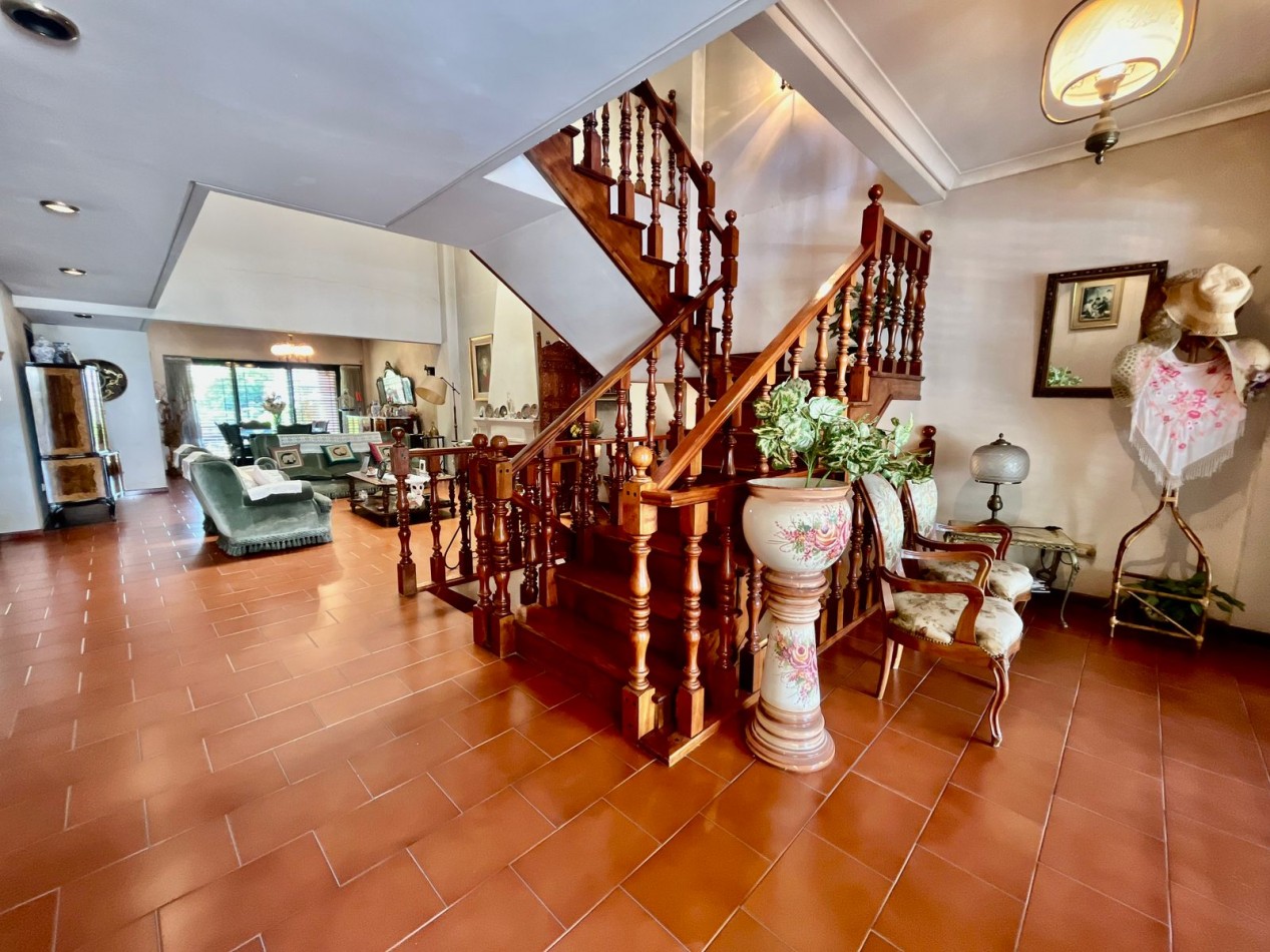 Se Vende Excelente Casa Cinco ambientes, con 4 Cocheras, posible permuta por menor valor!!