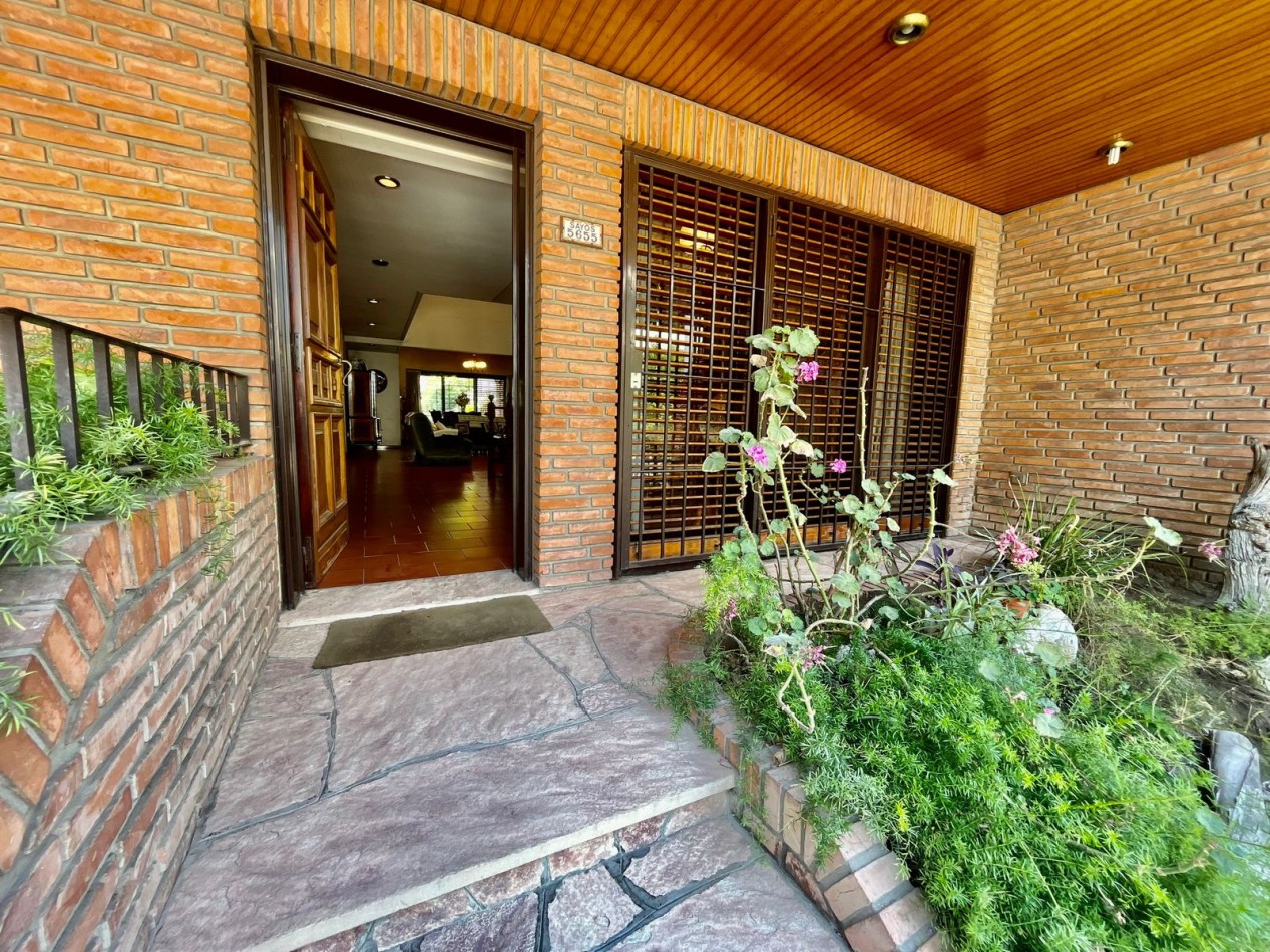 Se Vende Excelente Casa Cinco ambientes, con 4 Cocheras, posible permuta por menor valor!!