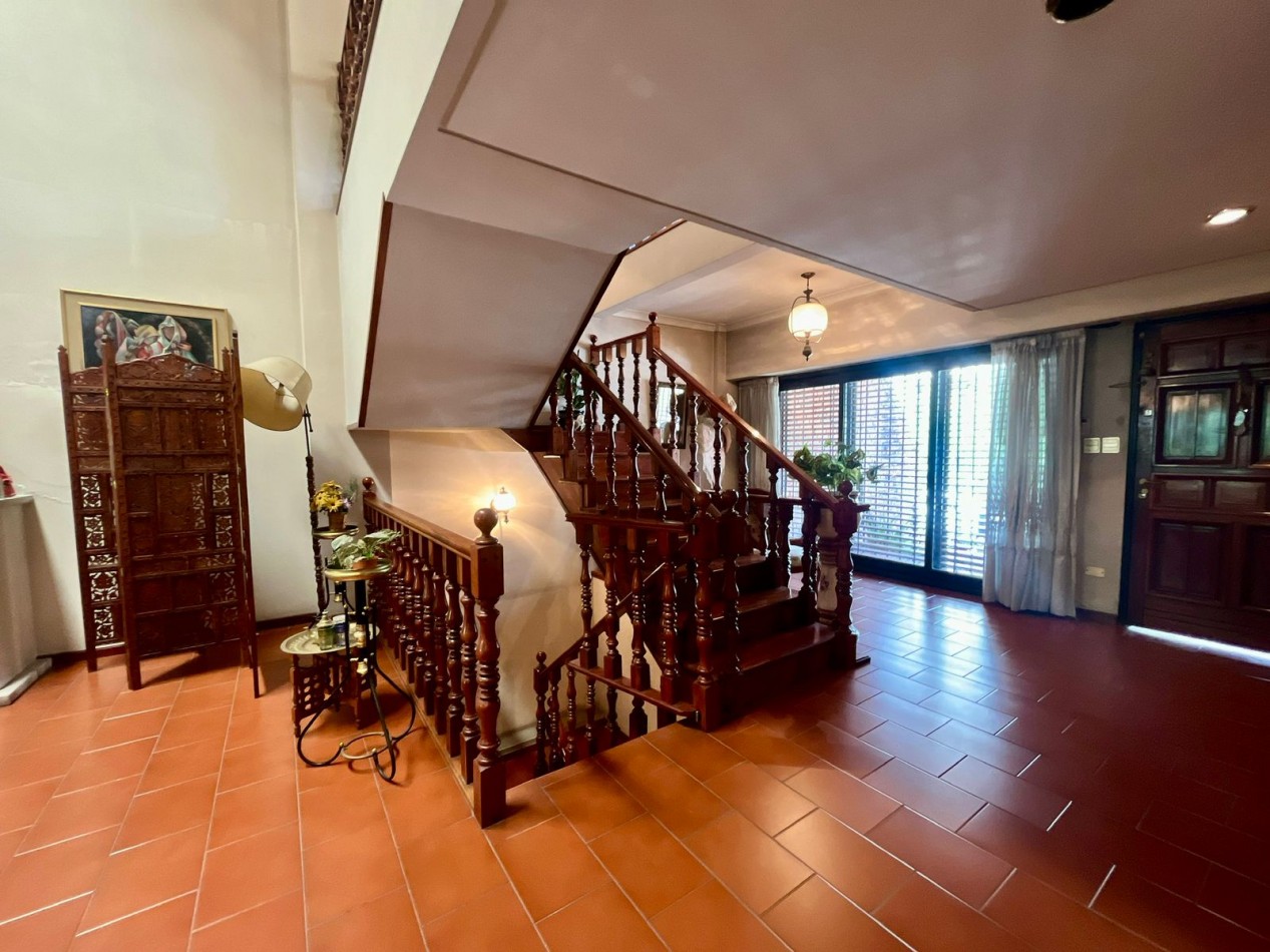 Se Vende Excelente Casa Cinco ambientes, con 4 Cocheras, posible permuta por menor valor!!