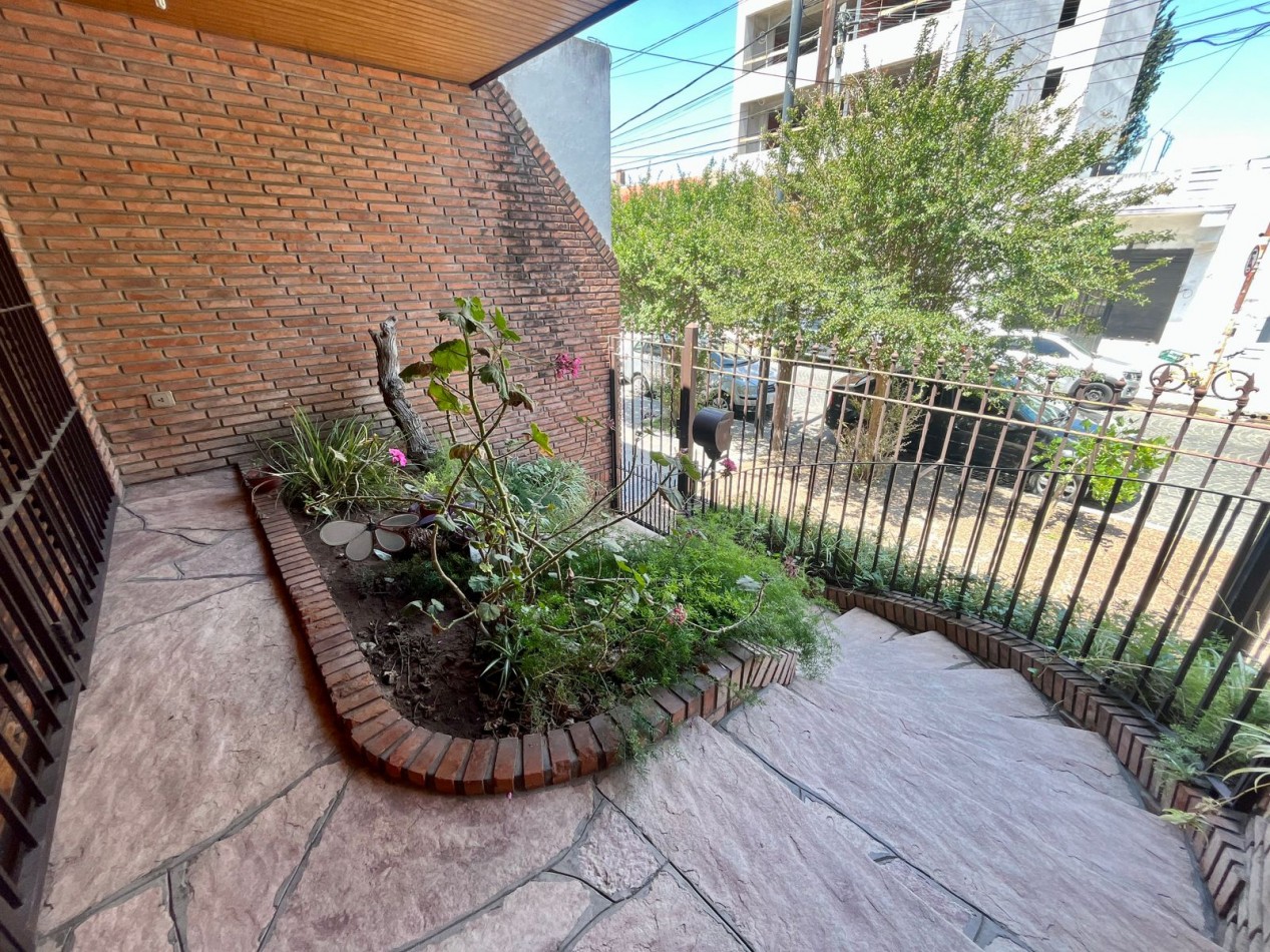 Se Vende Excelente Casa Cinco ambientes, con 4 Cocheras, posible permuta por menor valor!!